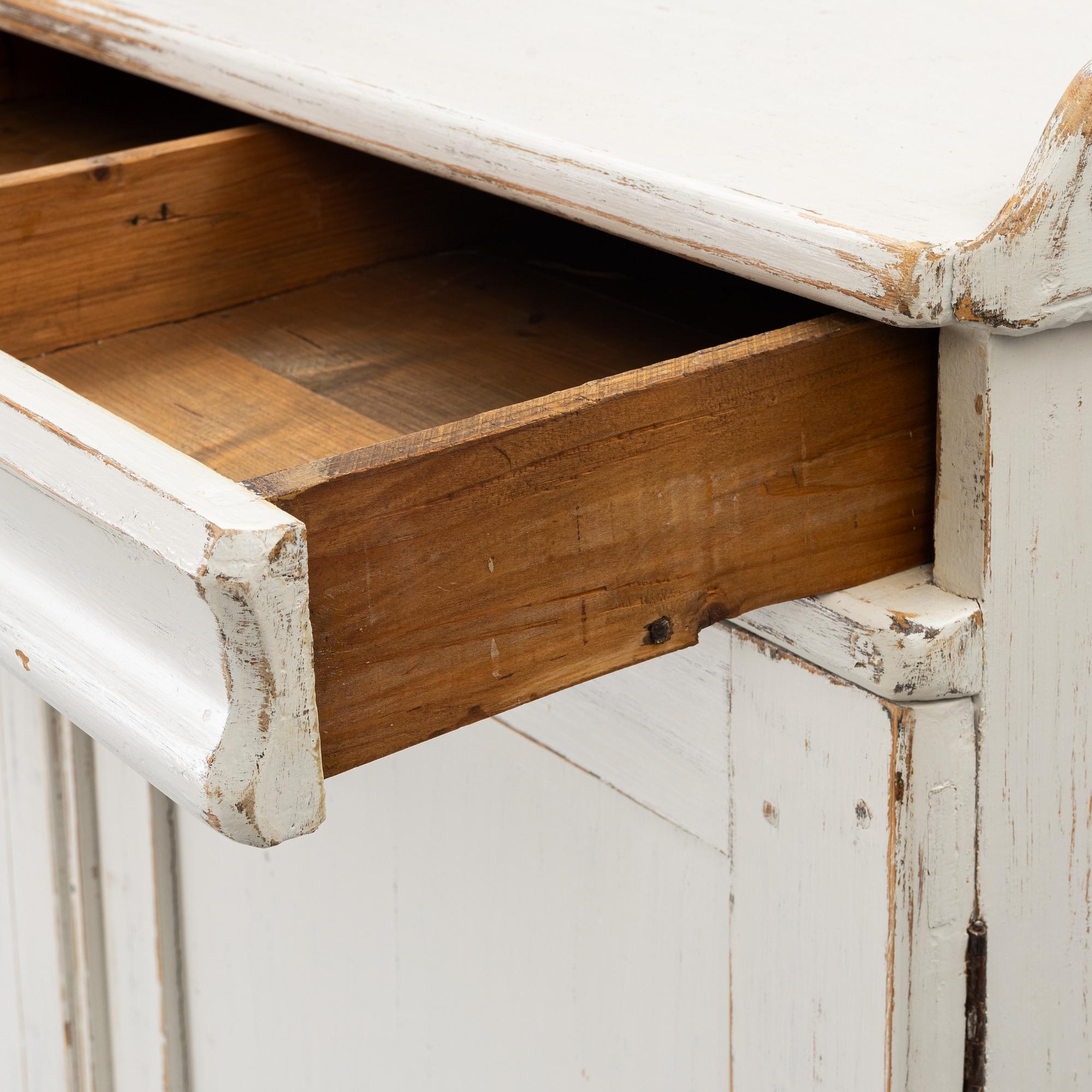 A cabinet, 19th century.