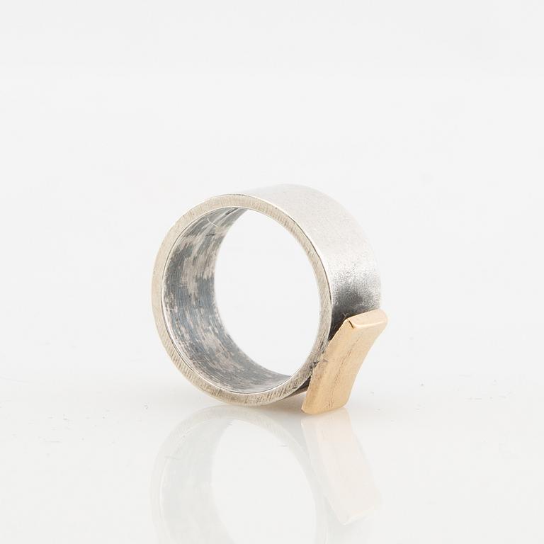 Claes Liljeroth, Ring of silver and 18K gold.