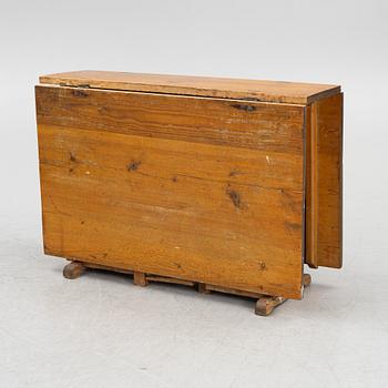 A pine gate-leg table,circa 1800.