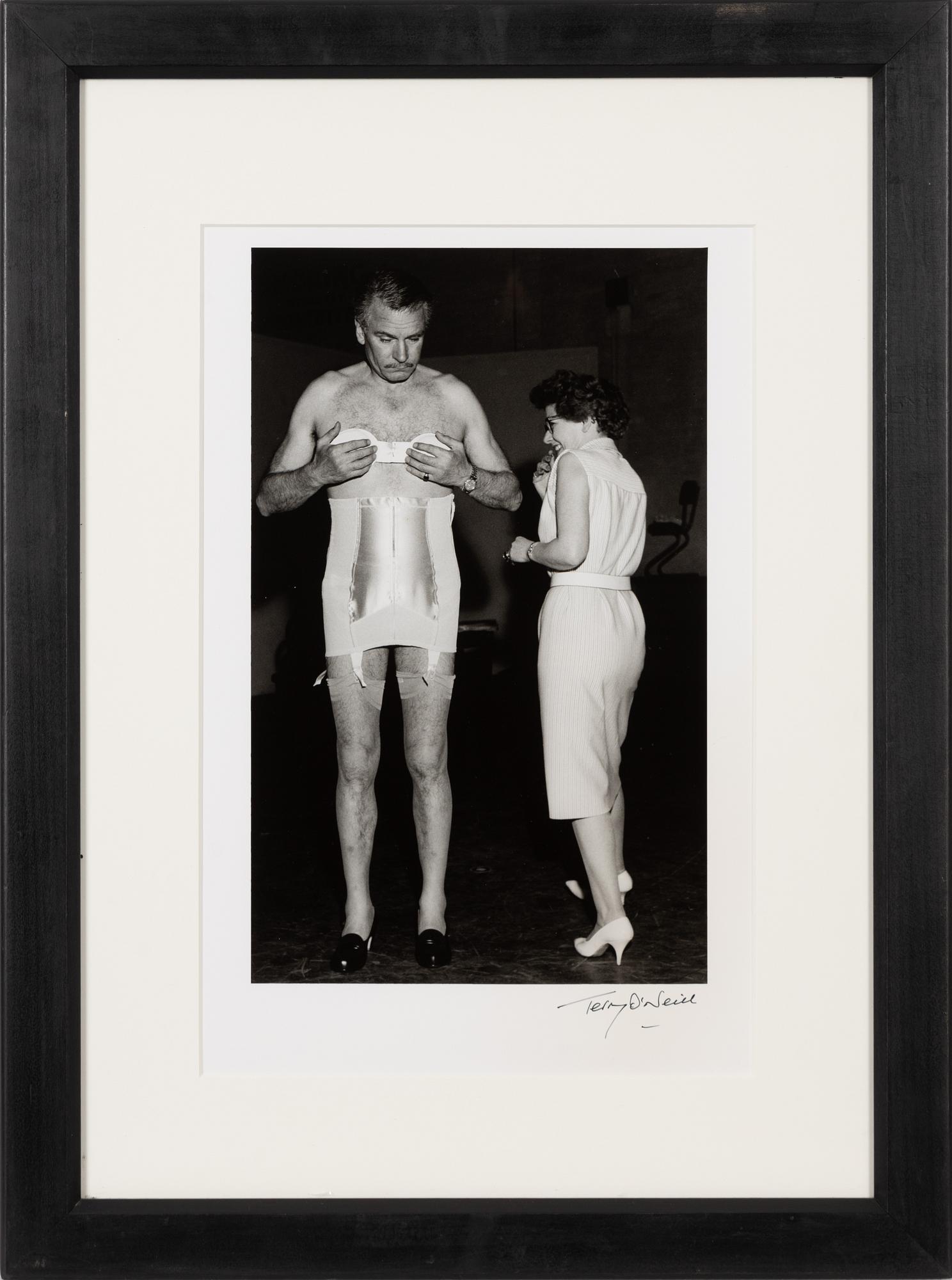 Terry O'Neill, "Laurence Olivier at the London Palladium", 1964.