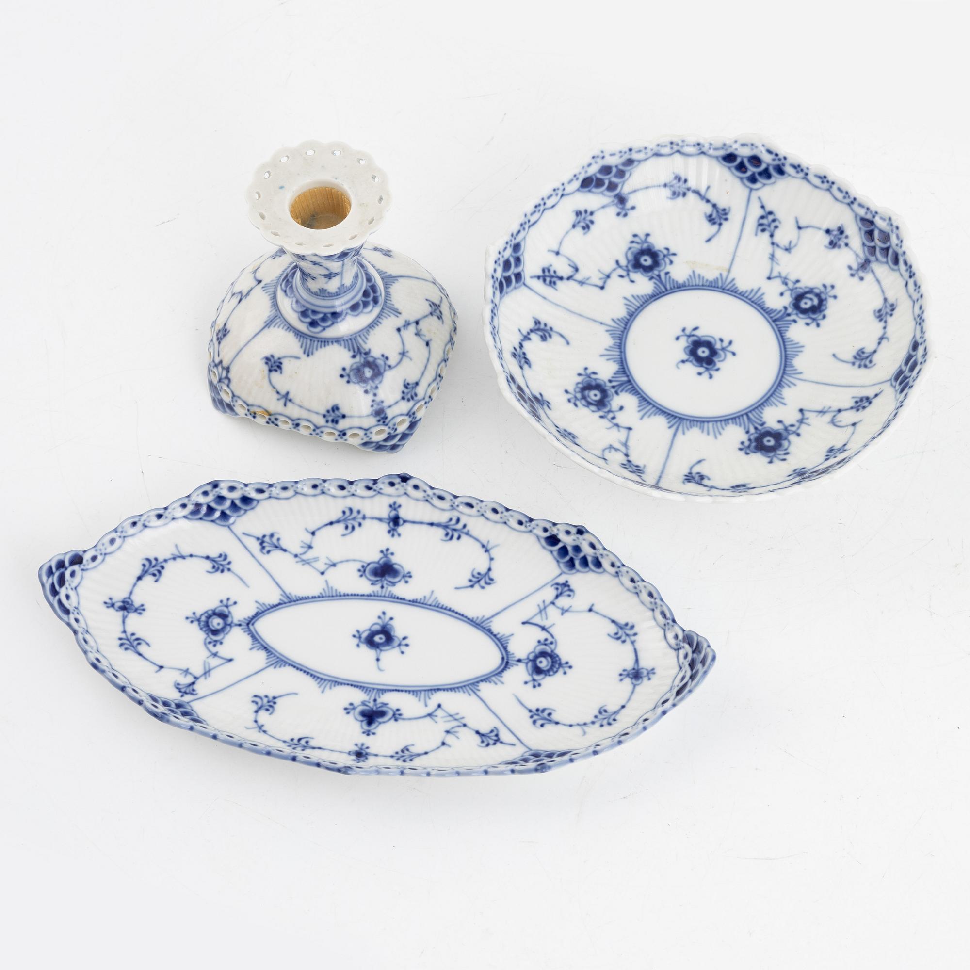 Royal Copenhagen, 13 porcelain pieces, 'Musselmalet', Denmark.