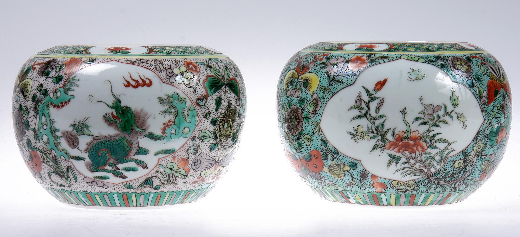 KRUKOR, ett par, porslin, Kina, 1900-tal.