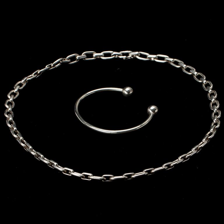 HALSKED samt ARMRING, sterling silver, engelska kontrollstämplar. Vikt tot. 115,4 g.