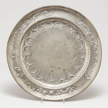 AN 18TH CENTURY PEWTER ROCOCO PLATE.