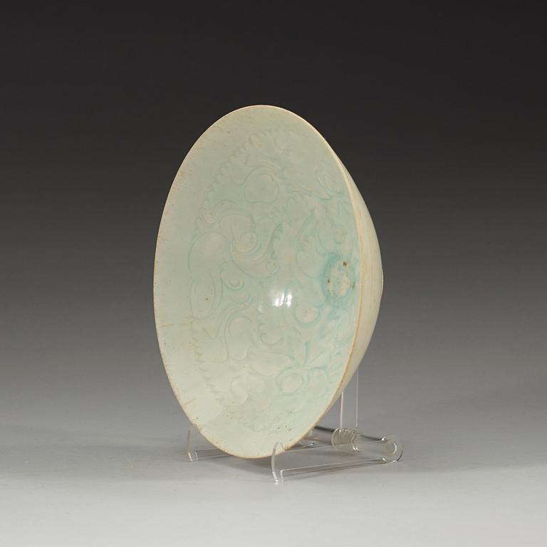 A turquoise glazed bowl with combed and carved floral patterns, Song dynasty (960-1279).