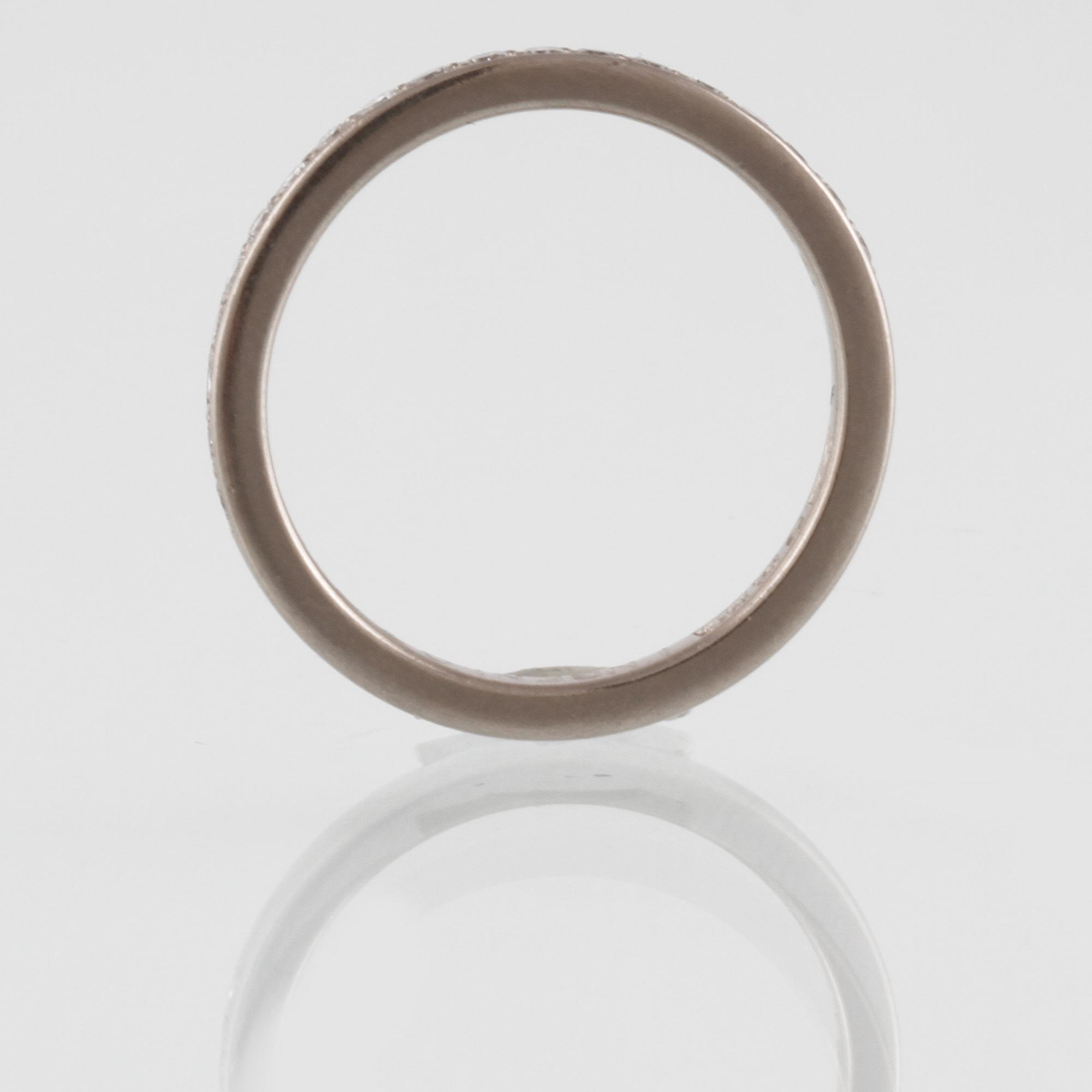 RING, 18K vitguld med briljantslipade diamanter, Jarl Sandin, Göteborg. Vikt 3,7 gram.