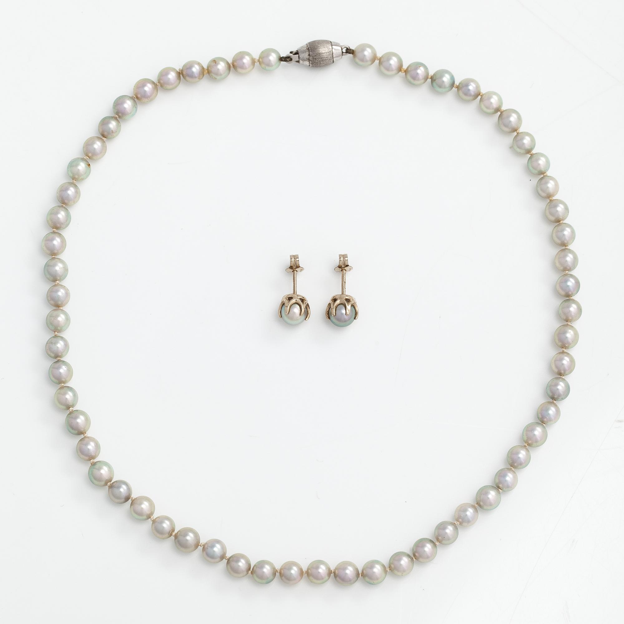 A pearl collier and earrings, 18K white gold, sterling silver and cultuted pearls.
