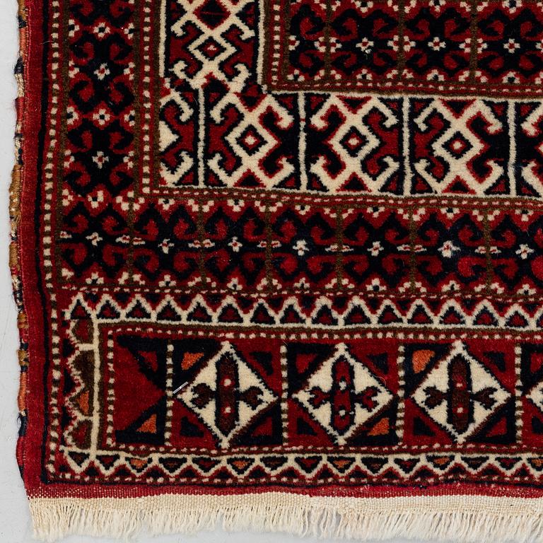 A RUG, semi-antique, Namazlyk, Turkmen, circa 115 x 91 cm.