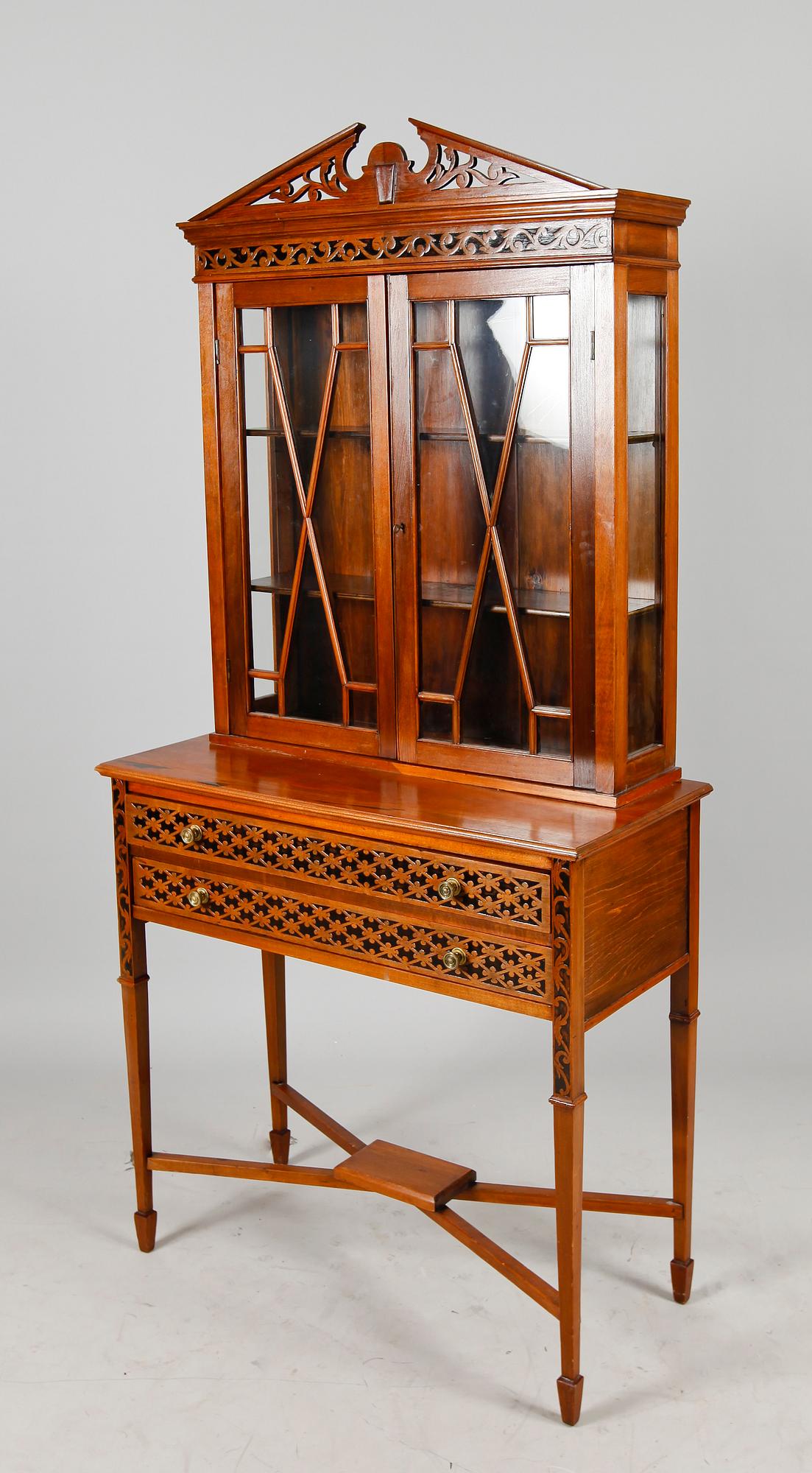 VITRINSKÅP, England, 1900-talets första hälft.