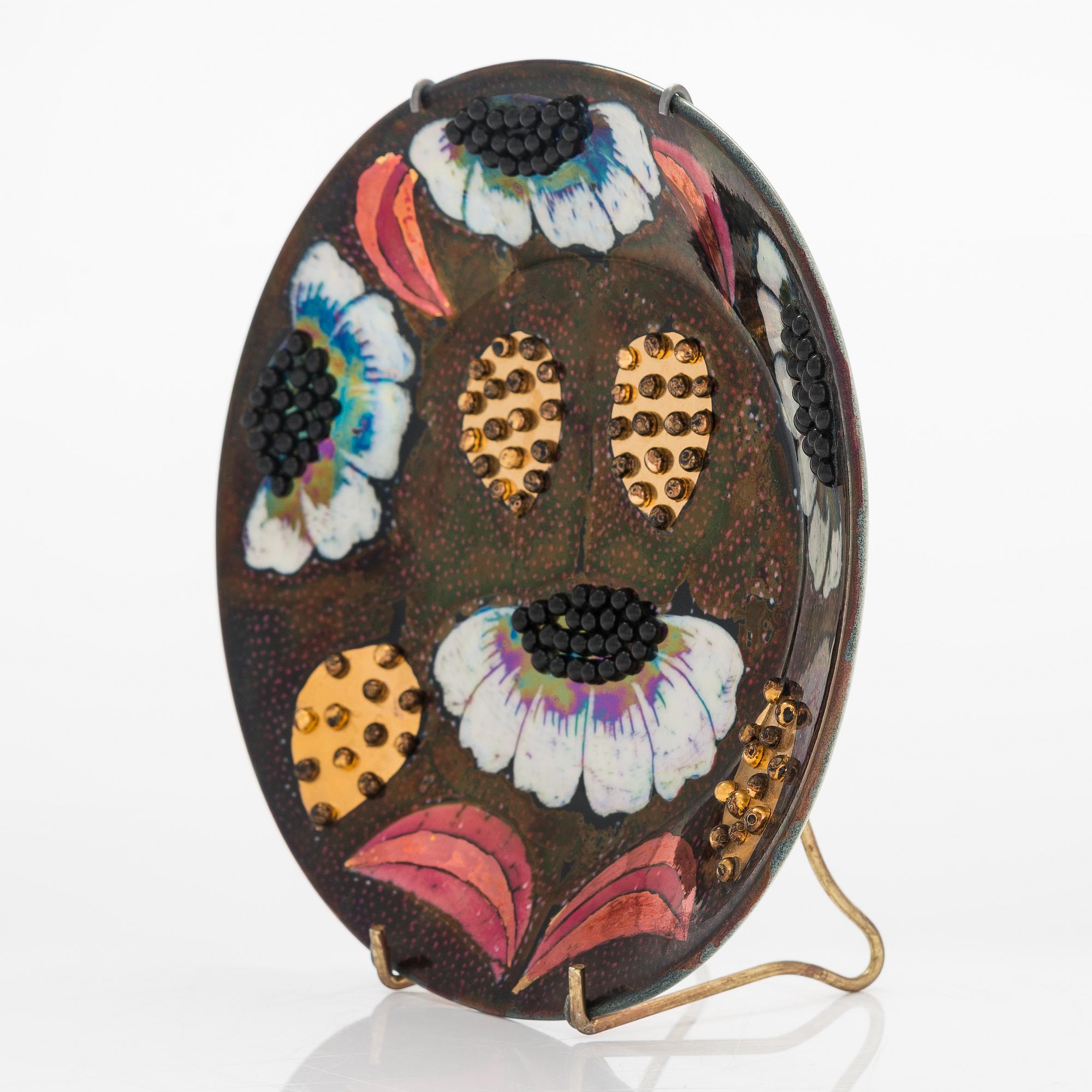 Birger Kaipiainen,  a decorative stoneware plate, signed Birger Kaipiainen, Arabia.