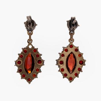 Necklace and earrings, Victorian, faceted garnets, gilded silver.