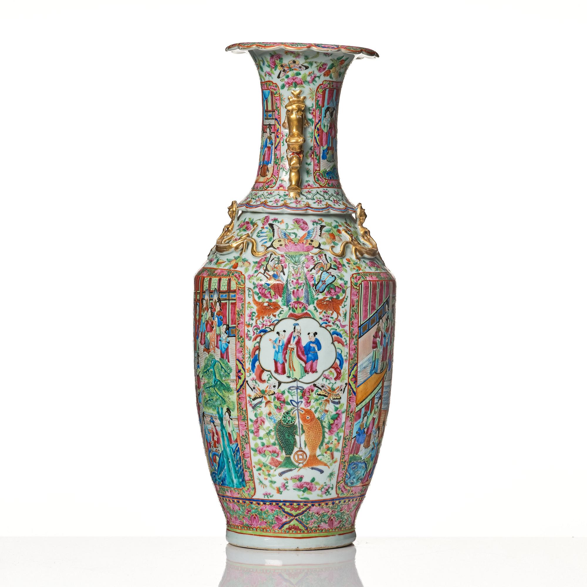 A large Canton famille rose vase, Qing dynasty, 19th Century.
