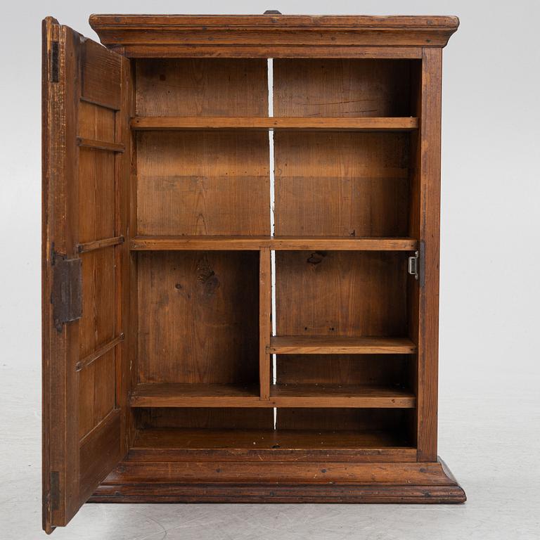 Hängskåp, allmoge, 1800-tal.