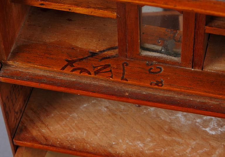 MINIATYRCHIFFONJÉ, empirestil, sent 1800-tal.