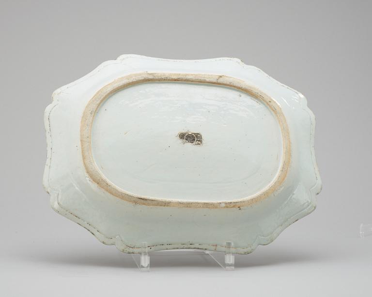 A blue and white plate. Qing dynasty, Qianlong 1736-95.