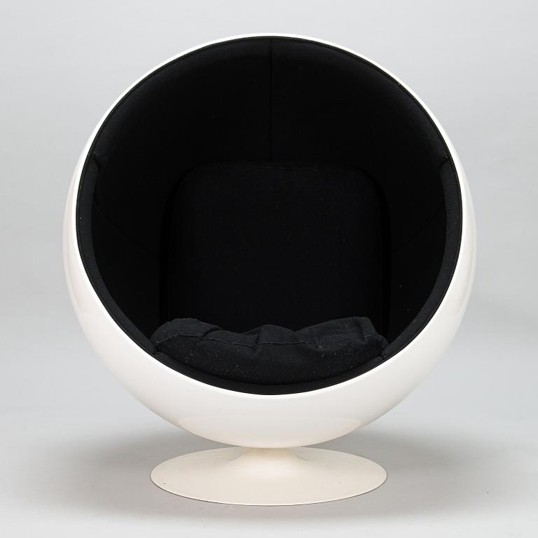 Eero Aarnio, a late 1980s 'Ball Chair', Adelta.