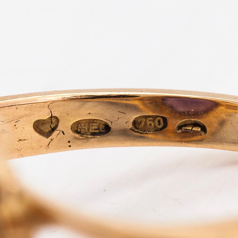 Ring, 18K guld, med en oval fasettslipad ametist samt diamanter totalt ca 0.60 ct. Finska stämplar.