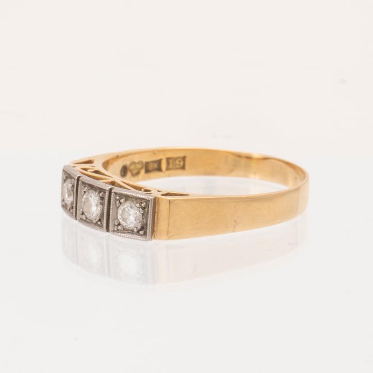 An 18K white and red gold ring set with round brilliant-cut diamonds.