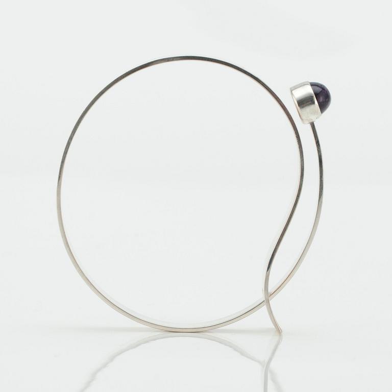 Elis Kauppi, A BRACELET, sterling silver, cabochon cut amethyst, Kupittaan Kulta 1959.