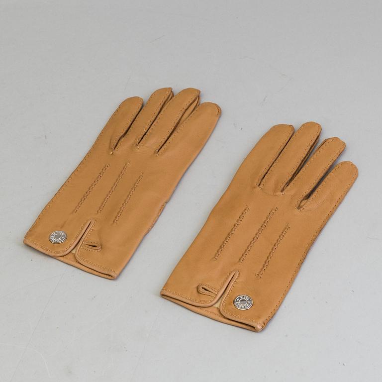 A pair of lambskin gloves by Hermès.