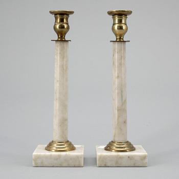 LJUSSTAKAR, ett par. Marmor och mässing. 1800-tal.