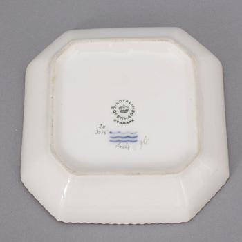 CREMEKOPPAR MED FAT, ett par, porslin, "Flora Danica", Royal Copenhagen.
