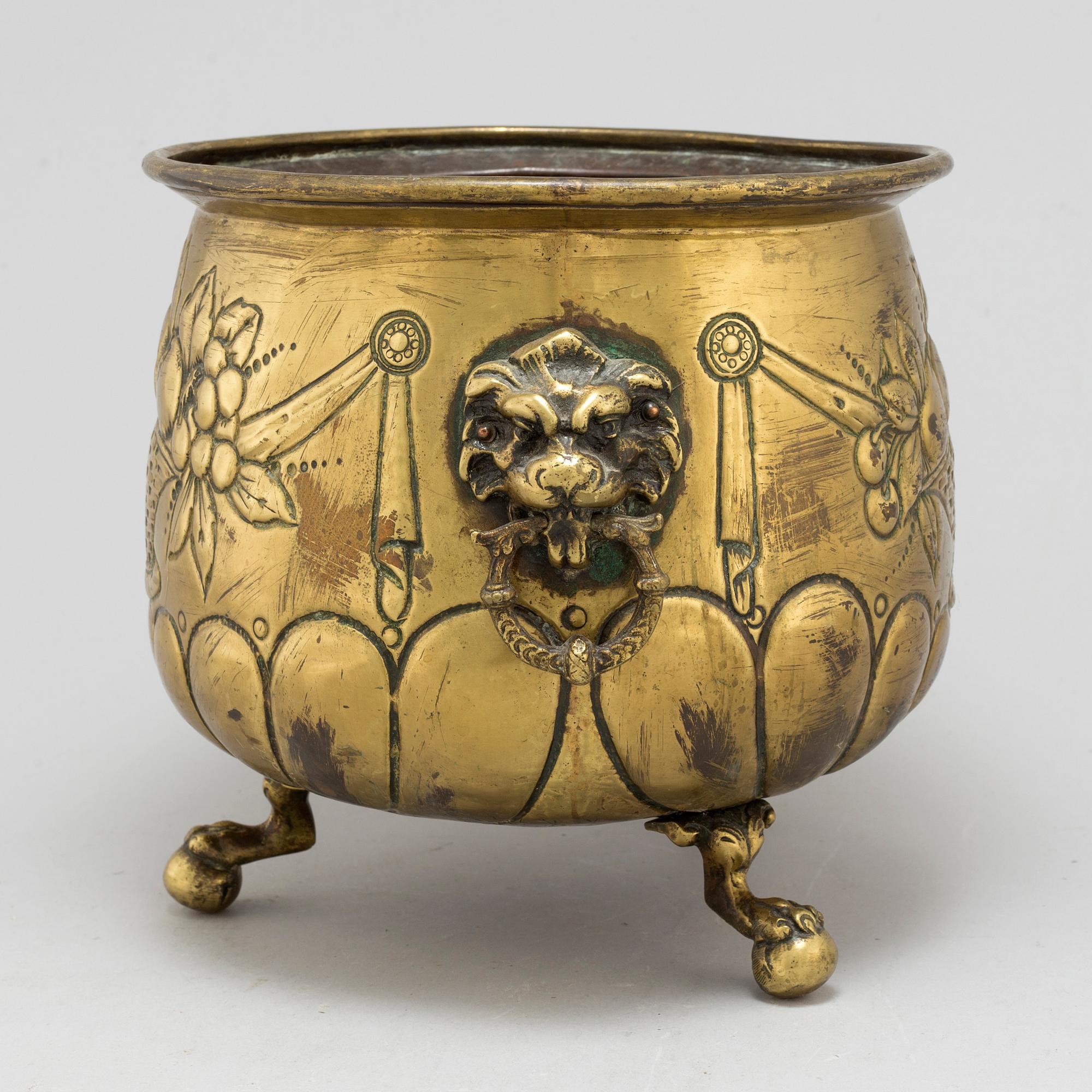 AN 18TH CENTURY BRASS FLOWER POT.