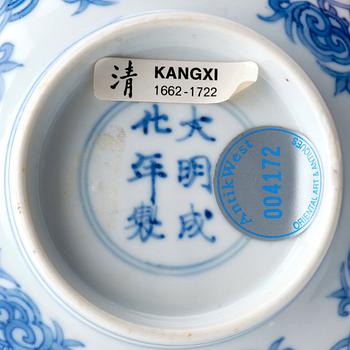 A blue and white lotus bowl, Qing dynasty, Kangxi (1662-1722).