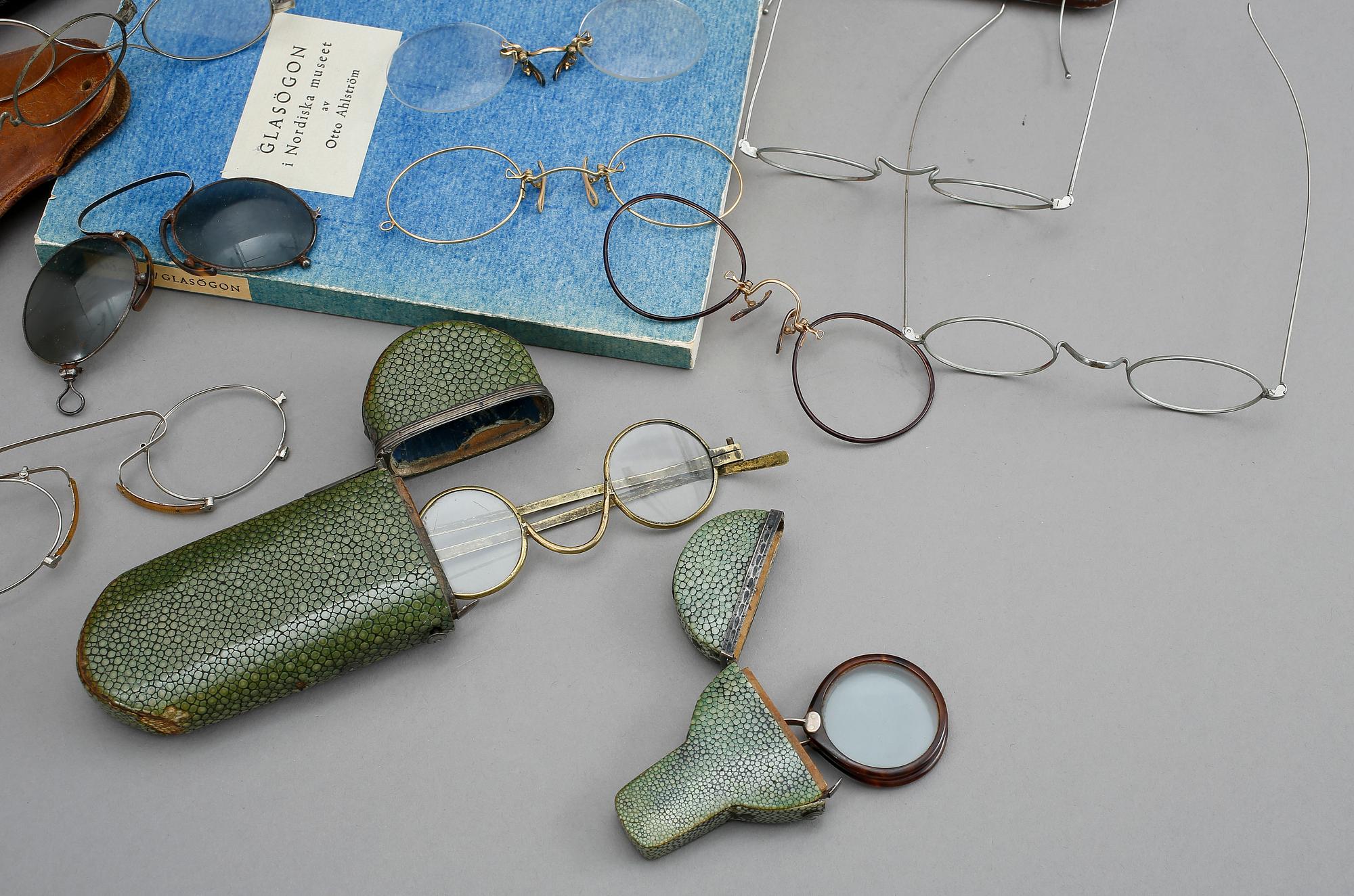 SAMLING GLASÖGON, 14 st, två med detaljer av underhaltigt guld, 1800-1900-tal.