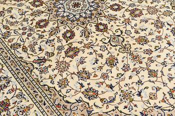 A carpet, Kashan, ca 306 x 200 cm.