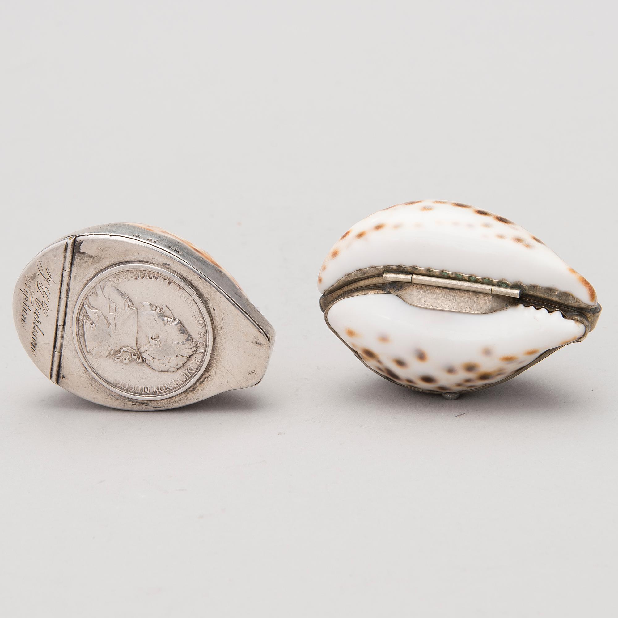 SNUSDOSOR 2 ST, ena med silver beslag Lars Malm, Eskilstuna 1843, andra med metallbeslag.