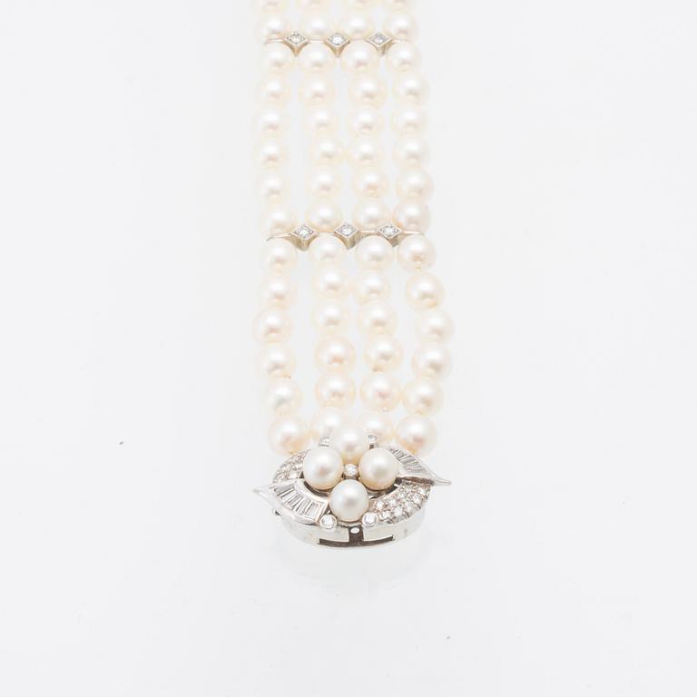 Armband 4-radigt med odlade pärlor, runda briljantslipade samt baguettslipade diamanter och lås i 14K vitguld.