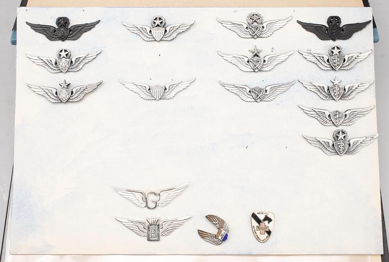 PARTI MÄRKEN, ca 140 st, tyg och metall, olika försvarsmakter, 1900/2000-tal.