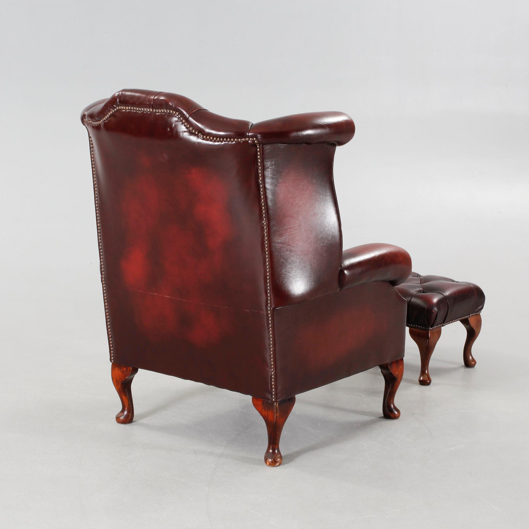 ÖRONLAPPSFÅTÖLJ, samt FOTPALL, chesterfield-modell, England, 1900-talets fjärde kvartal.