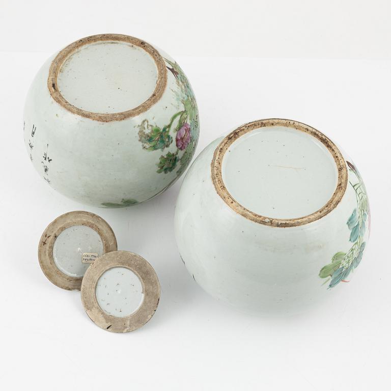 A pair of porcelain urns with covers, China, early 20th century.