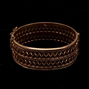 HALSSMYCKEN, 2 st, ARMRING, hopeaa ja pronssia, Kalevala Koru. 1900-talets senare hälft.