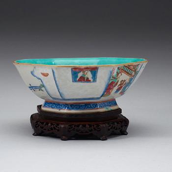 A famille rose figure scene bowl, late Qing dynasty 19th century. With sealmark in red.