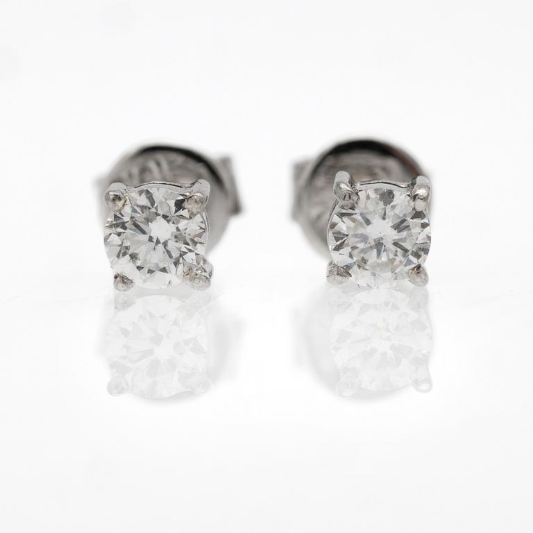 18K white gold earrings with diamonds.