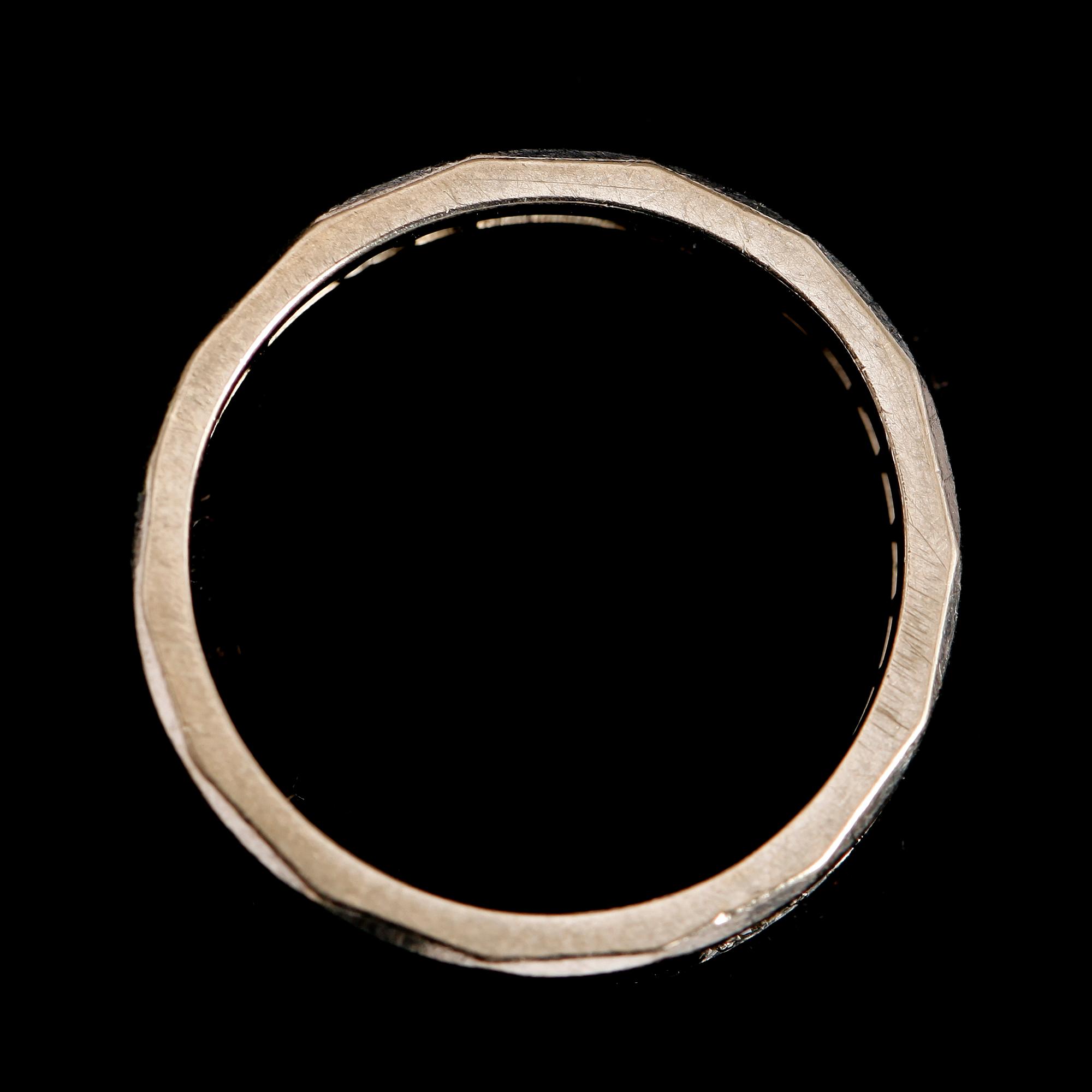 RING, 18 k vitguld, 5 briljantslipade diamanter 0.12 ct enl gravyr samt 4 smaragder.