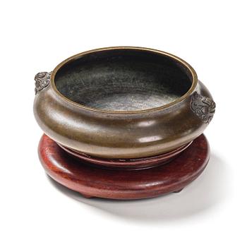 924. A bronze censer, Qing dynasty with Xuande mark.