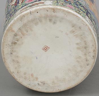 PRAKTVAS, Kina, porslin, 1900-tal.