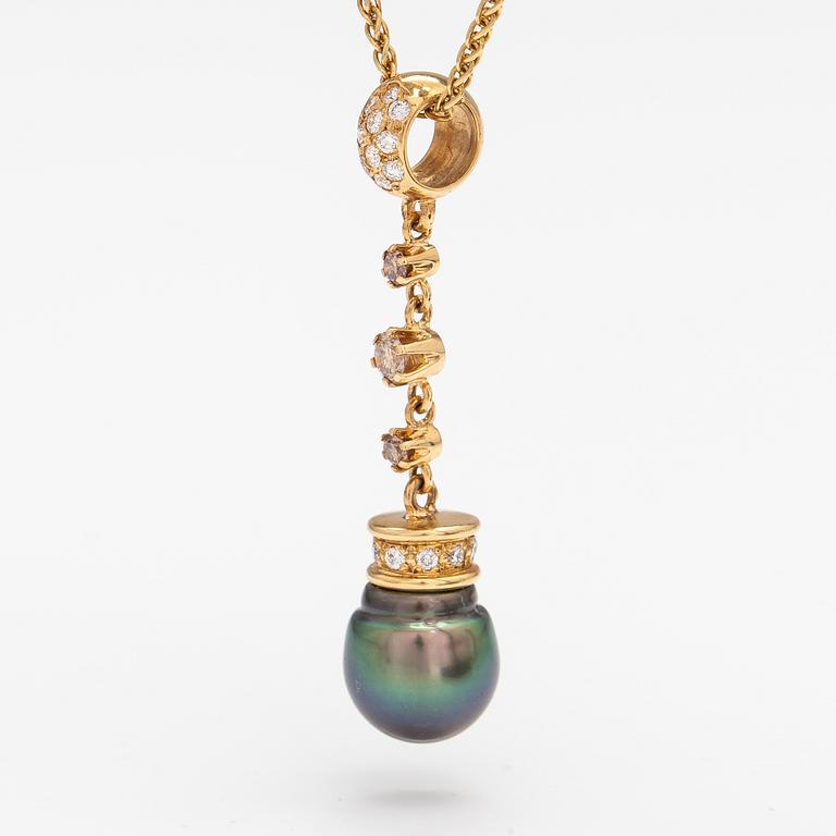 A 14K and 18K gold necklace with a tahiti pearl and diamonds ca. 0.72 ct in total. Ofelia jewelry, Helsinki.