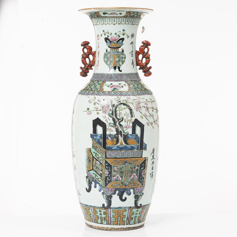A large vase, China, circa 1900.