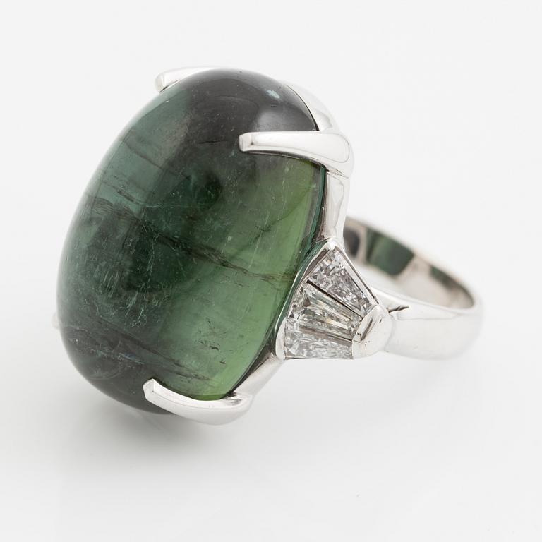 Ring, cocktail ring, 18K white gold with a large cabochon-cut green tourmaline and trapeze-cut diamonds.