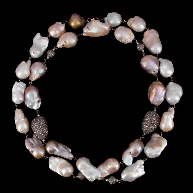 A baroque cultured South sea pearl and brilliant cut diamond necklace, tot. app. 13.50 cts.