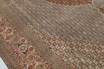Matta, Täbris, part silk, s.k. 50 Radj, ca 416 x 304 cm.