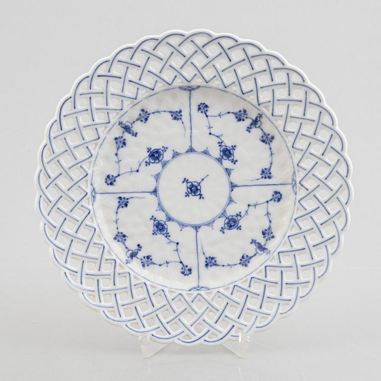 A 'Blue Fluted' / 'Musselmalet' porcelain fruit basket with stand, Royal Copenhagen, 19th century.