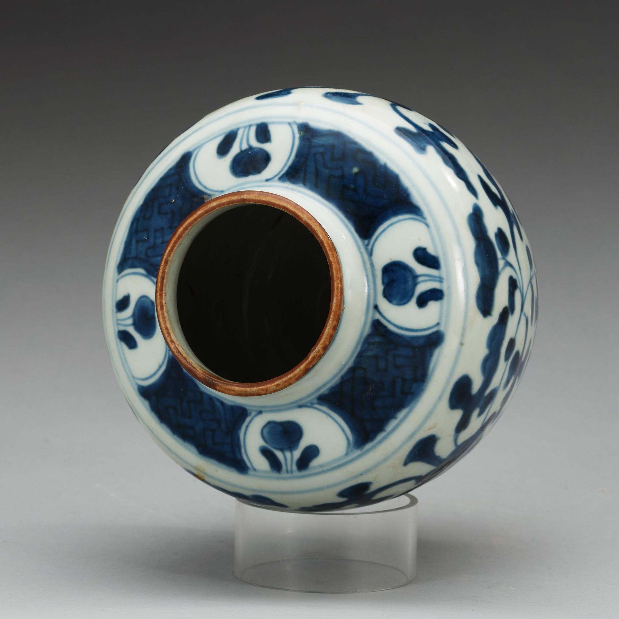 A blue and white Transitional jar, 17th Century.
