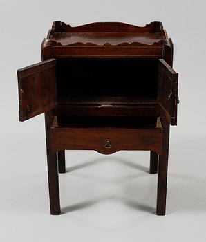 POTTSKÅP, England, 1800-tal.