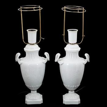BORDSLAMPOR, ett par, porslin,  Porcelaine de Paris, 1900-talets mitt.